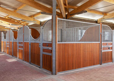 Klasyczne panele przednie z końskim boksem z przesuwanymi drzwiami