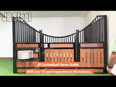 Drzwi stacjonarne z drewna, z drzwiami z siana.