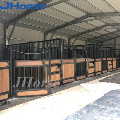 Ocynkowane ogniowo stoiska dla koni Fronty o wysokości 2200 mm z drzwiami z płyty
