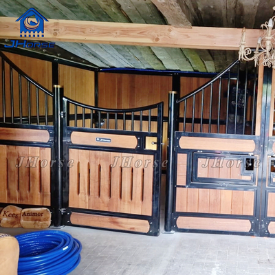 14 stóp 3,0 m Bamboo Horse Stable Customized Door Size dla bezpiecznego wygodnego utrzymania koni